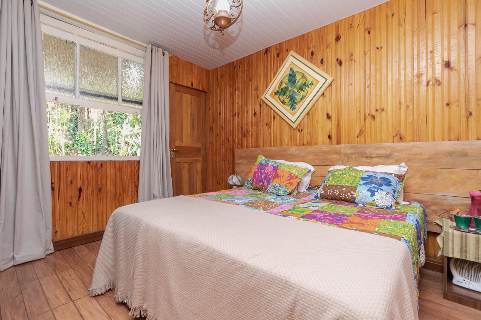 Suíte 3, com paredes de madeira e cama de casal