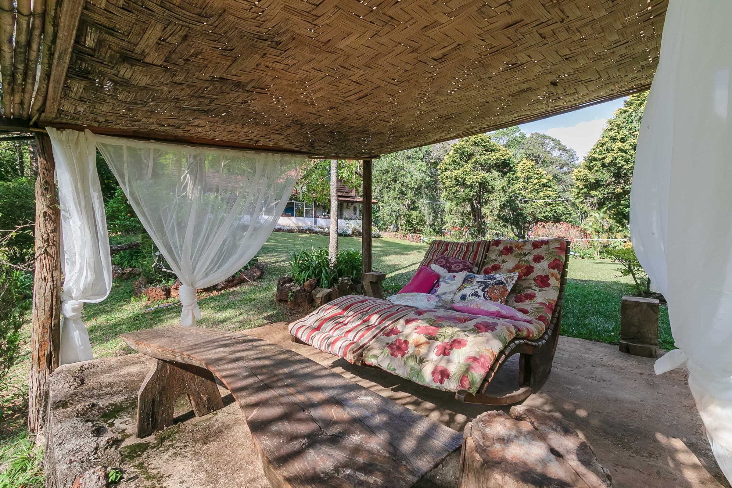 Gazebo com cama balinesa e cortinas brancas
