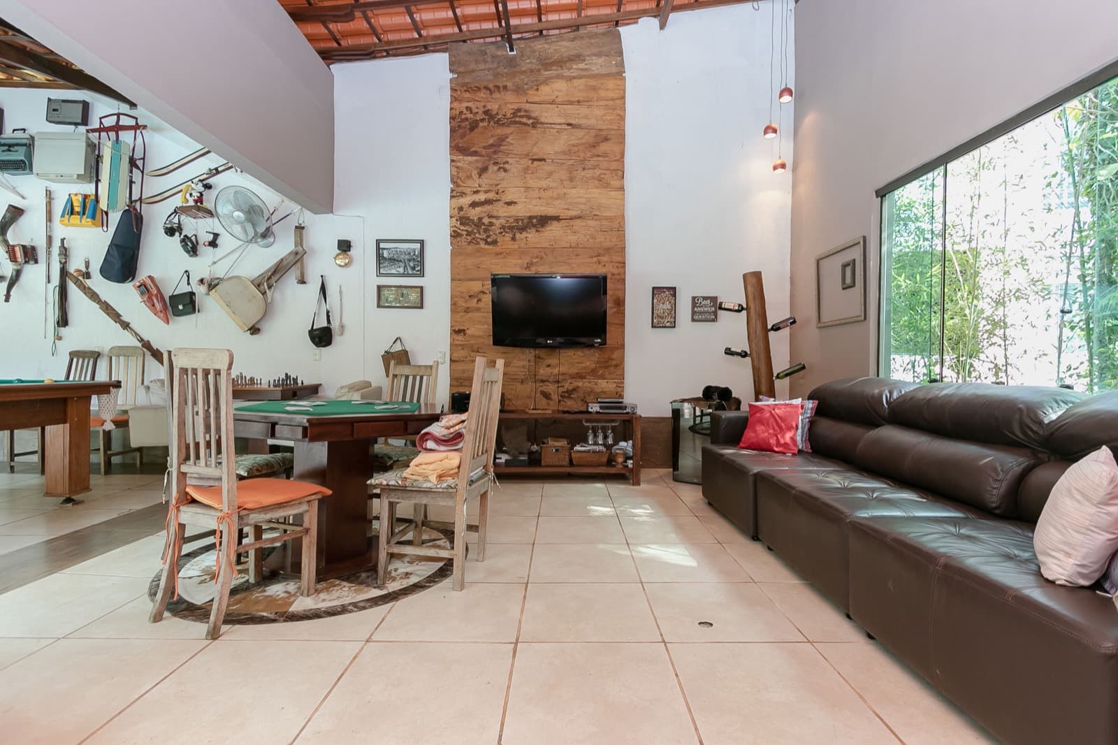 Sala de jogos com sinuca e sofá